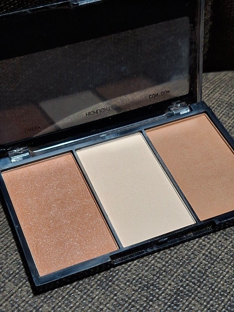 BYS Contour Trio 02 Sweet (Category: Makeup) located in Makati City. Submitted by paudeclutters (Listing ID 1466859591, Image 2). Description: - Brand: BYS Contour Trio - Shade: 02 Sweet - Case shows minor cosmetic scuffs from storage.