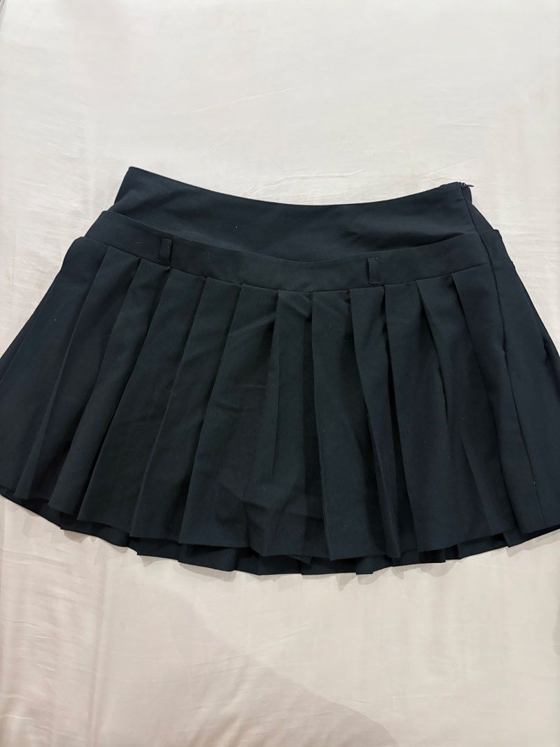 Calliope Tennis Skort (Category: Skirts) located in Davao. Submitted by lovedbylt (Listing ID 1466938725, Image 1). Description: Brand: Calliope Type: Tennis Skort Color: Black Size: XL Condition: 9/10 mop: gcash/bdo mod: j&t (sf buyer).