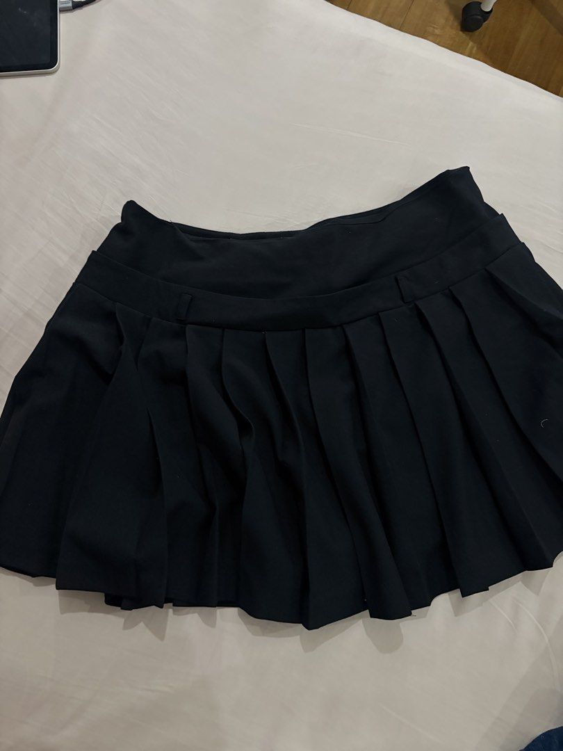 Calliope Tennis Skort (Category: Skirts) located in Davao. Submitted by lovedbylt (Listing ID 1466938725, Image 2). Description: Brand: Calliope Type: Tennis Skort Color: Black Size: XL Condition: 9/10 mop: gcash/bdo mod: j&t (sf buyer).