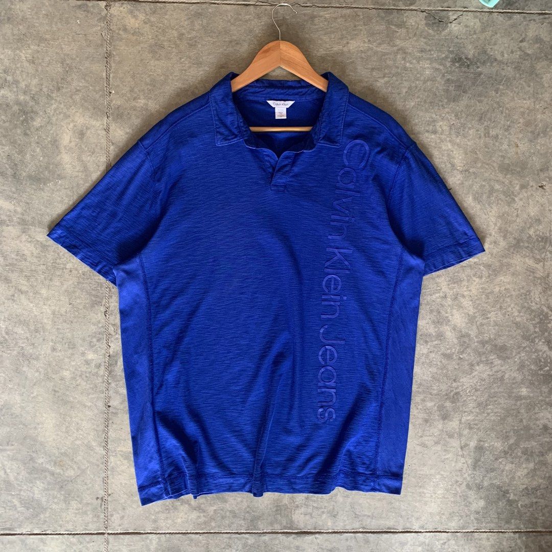 Calvin Klein Buttonless Script Polo Shirt (Category: Tshirts & Polo Shirts ) located in Tibiao. Submitted by notaveragethrift (Listing ID 1466794137, Image 1). Description: Width- 23 Length- 30 CR- 9.8/10 or better Excellent Condition Already washed,ready to wear✅ No crack prints No issue.