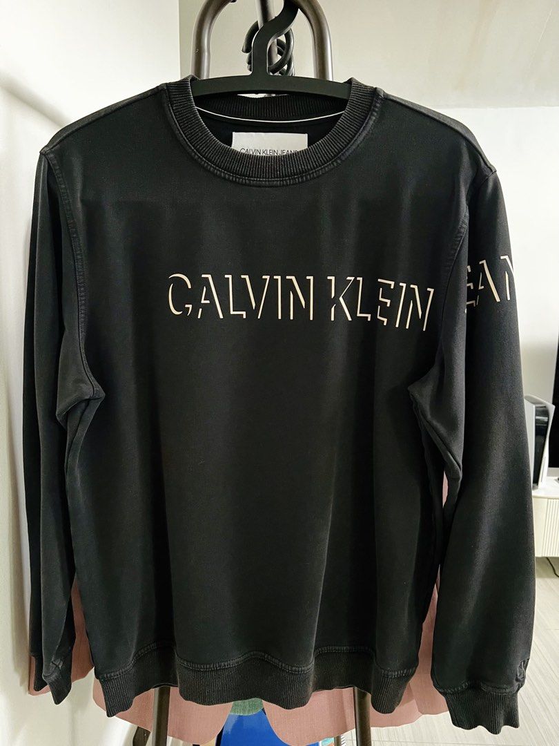 Calvin Klein Jeans Sweatshirt (Category: Coats, Jackets and Outerwear) located in Cainta. Submitted by olliri (Listing ID 1466849093, Image 1). Description: .