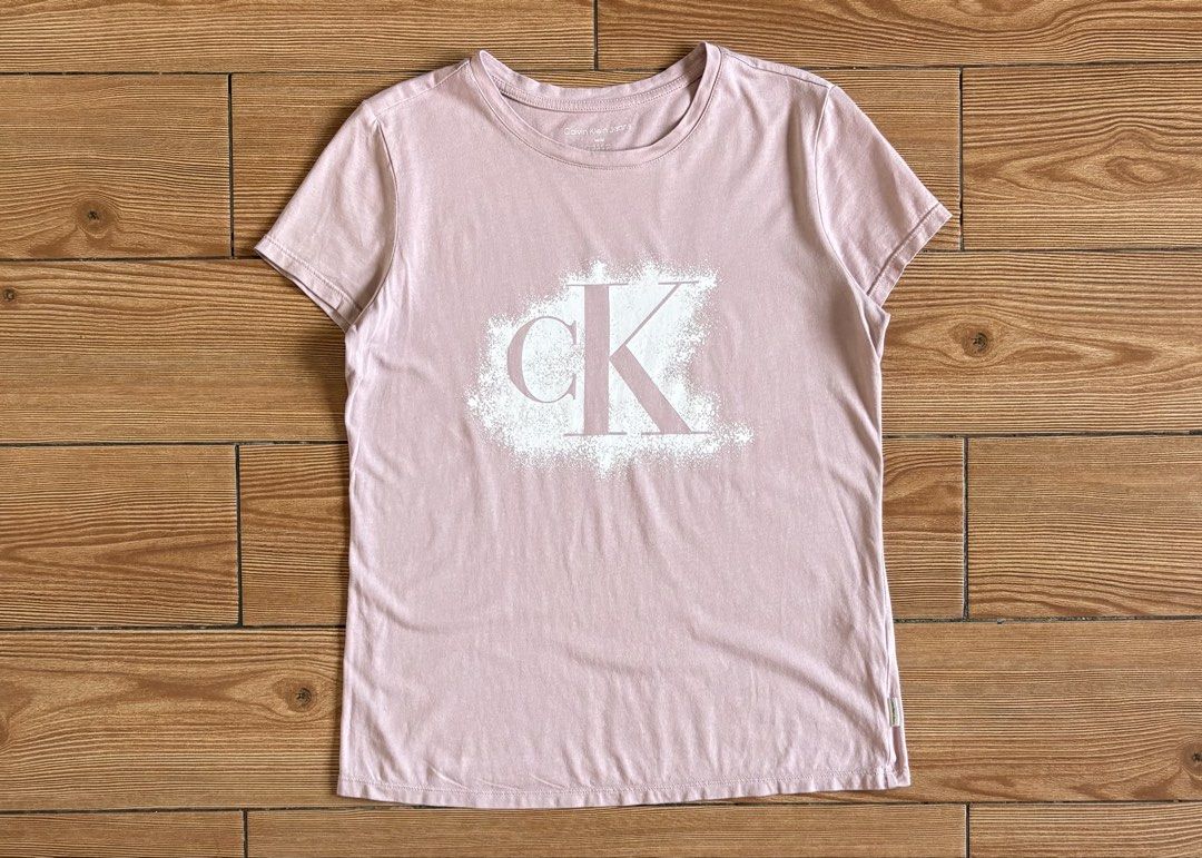 CALVIN KLEIN SHORT SLEEVE GRAPHIC TEE (Category: Shirts) located in Baras. Submitted by jnc__apparel (Listing ID 1466900085, Image 2). Description: 🏷️ CALVIN KLE1N SHORT SLEEVE GRAPHIC TEE 📌 Dimes: 23.5L x 18W 📌 Size: Medium for womens 📌 Condition: Excellent 📌 Color rate: 9.5/10 📌 Issue: None ✅ Washed and ready to wear.