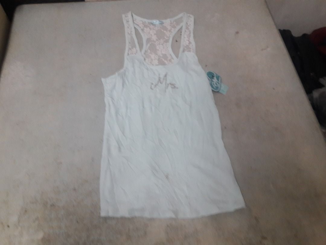 Camisole US BNEWTAG (Category: Others Tops) located in Los Banos. Submitted by mania-62906 (Listing ID 1466851353, Image 1). Description: US Large Mint green ( A little dirt washable).
