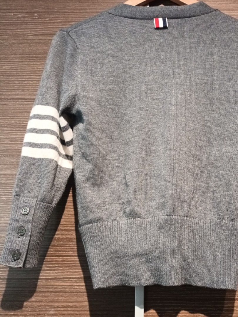 Cardigans （分類：外套及戶外衣服）位於 Hong Kong。 由 rain66659 提交（商品編號 1466775411，圖片 4）。簡介： colors differ due to ligthnings,it soft and ligth 👍 quality sf(buyers pay fo charge) 。