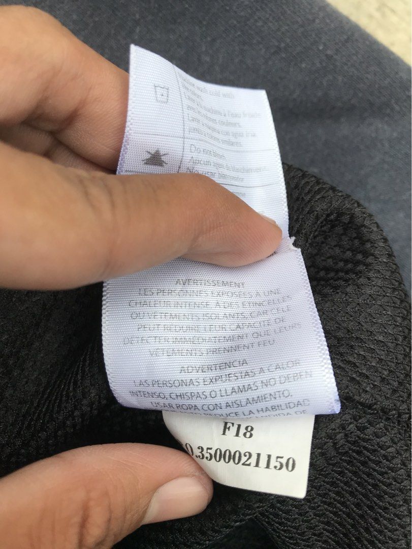 CARHARTT JACKET (Category: Coats, Jackets and Outerwear) located in Manila. Submitted by crismil1 (Listing ID 1466788908, Image 3). Description: dimes 28 length 22 width No issue 9/10 color rate .