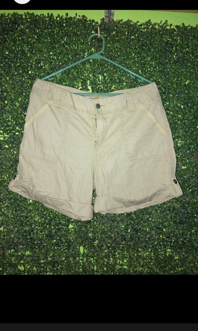 CARHARTT Khaki Utility Shorts (Category: Activewear) located in Manila. Submitted by thriftspotting (Listing ID 1466931927, Image 2). Description: Almost New Condition..