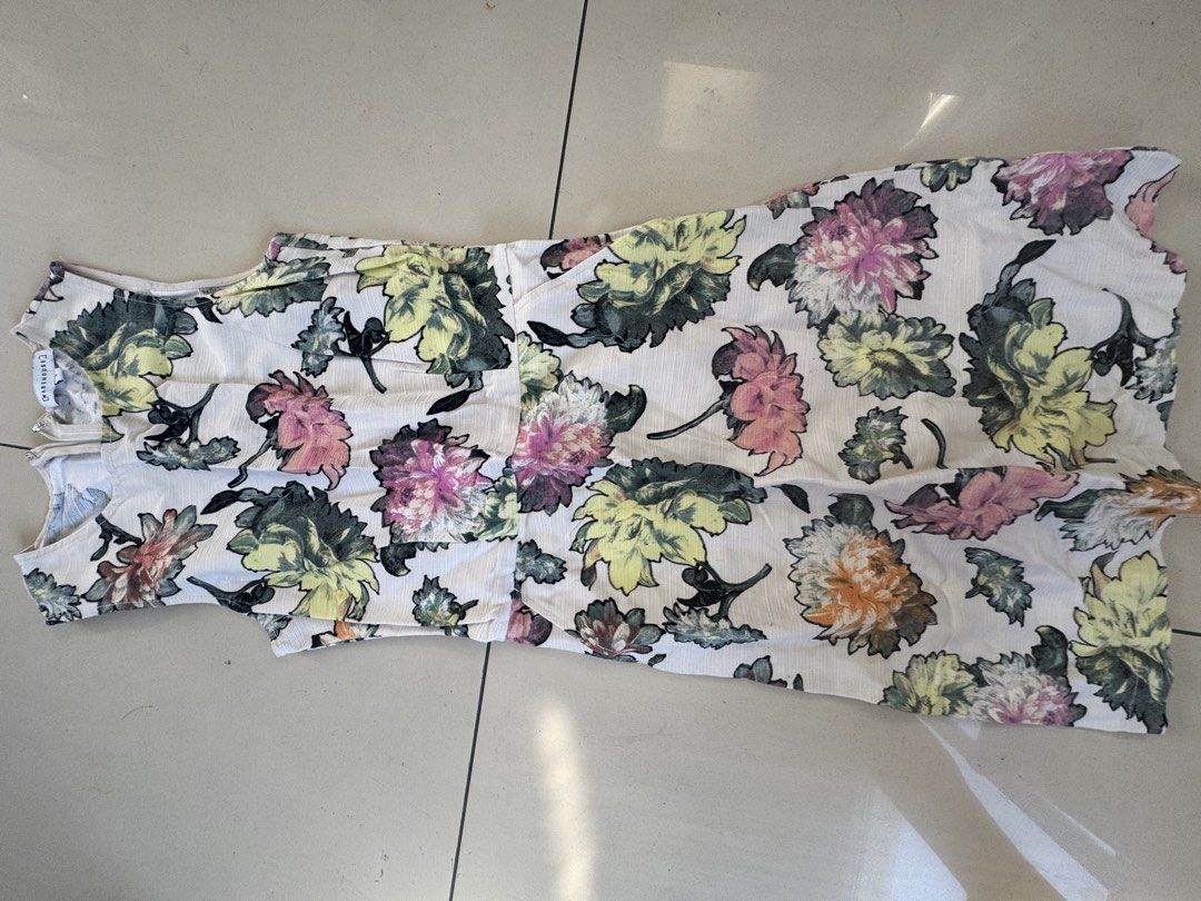 Casual dress floral (Category: Dresses) located in Quezon City. Submitted by prelovedsaleitems (Listing ID 1466781880, Image 1). Description: .