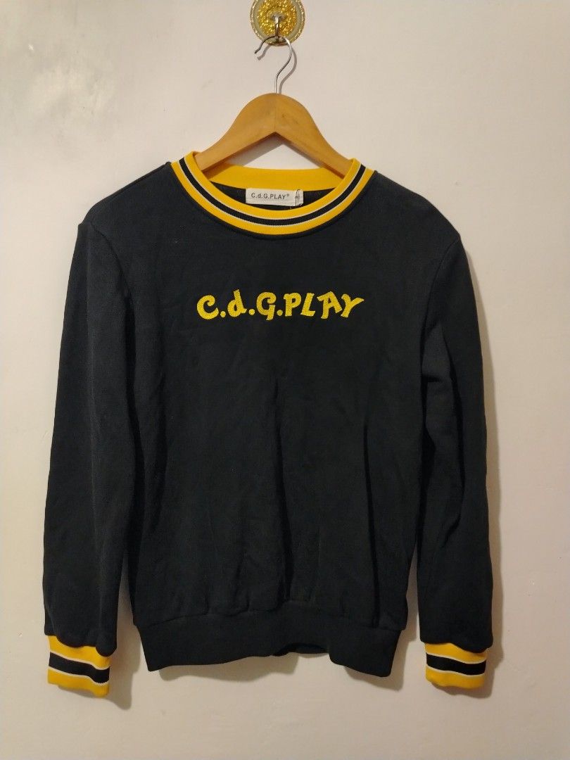 CDG PLAY (Category: Coats, Jackets and Outerwear) located in Candijay. Submitted by 6312_streetwear (Listing ID 1466788127, Image 1). Description: 19x24.
