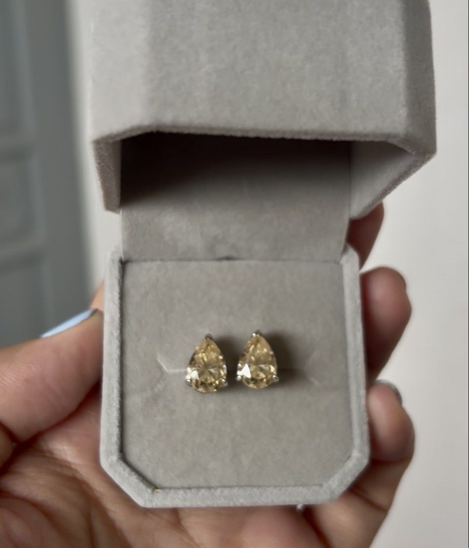 Champagne moissanite teardrop earrings (Category: Earrings) located in Rizal. Submitted by katmandulovesmakeup (Listing ID 1466818866, Image 1). Description: Champagne Tear drop moissanite earrings S925 silver settings 2ct per earring Kylie jenner style.