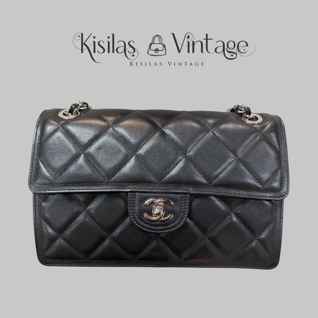 Chanel Caviar 23K Cf （分類：手袋及銀包）位於 Hong Kong。 由 kisilas_vintage 提交（商品編號 1466961105，圖片 1）。簡介： 💖預訂貨品💖 Chanel Caviar 23K Cf Size:25x17 ✅晶片✅塵袋✅盒 💰30800 💖香港網店 🩷持有香港商業登記/公司銀行 💖PopChill平台店榮獲安心購大獎 💓接受海外匯款wise transfer 💓本店所有貨品出門 不退不換，真假問題除外 💓所有商品圖片皆為實物拍攝，由於電腦螢幕色差、拍攝光線等因素，照片與實物會略有差別，商品以實物為準 🩷中古是二手貨品因時間年代問題 都會有瑕疵 ，正常使用痕跡，皺褶，跳線等問題 💓手錶Size 預訂不設退換，購買前要量度清楚 💓不設口頭Hold貨，落訂為準 💓預購貨品訂金為貨價50%，貨期約5-7工作天到貨 💓付款方式：銀行轉數，FPS,現金（不收支票 🌟介意者勿購。