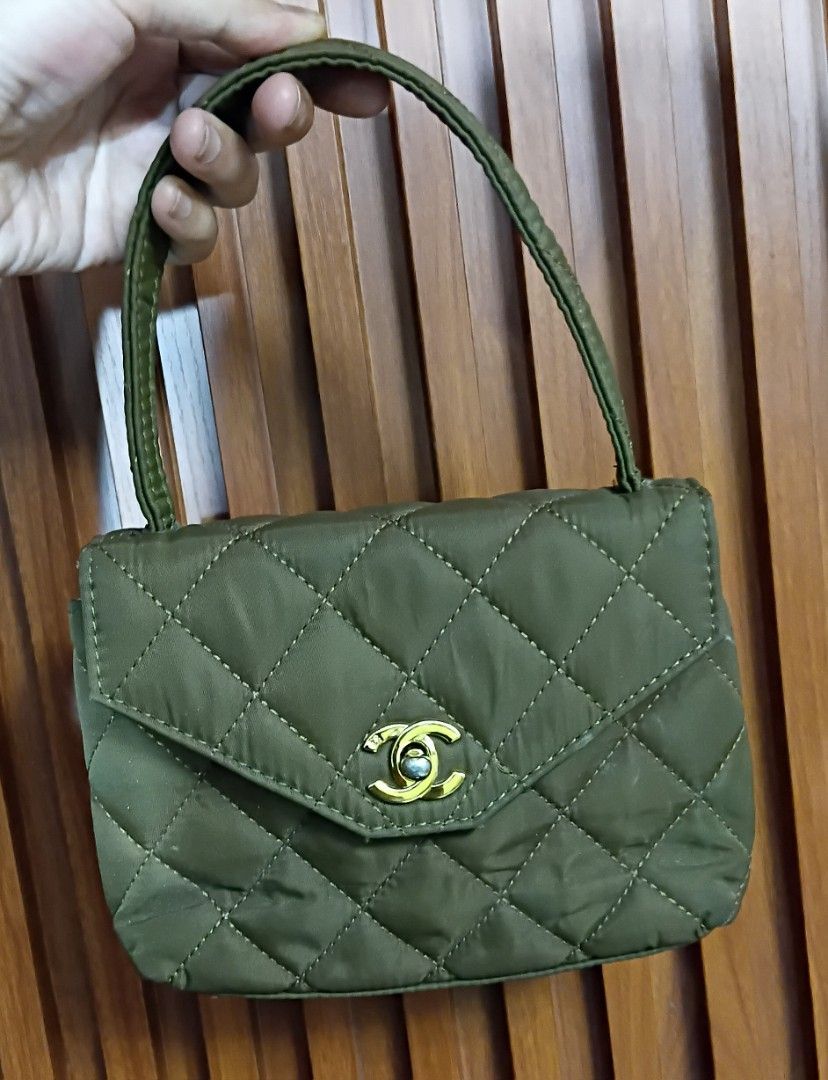 CHANEL HANDBAG (Category: Shoulder Bags) located in Legazpi City. Submitted by nashaiza (Listing ID 1466922183, Image 1). Description: CHANEL HandBag Made in France Gold Hardware Issue: Refer to the Photos MOP: GCash Courier: J&T Express.