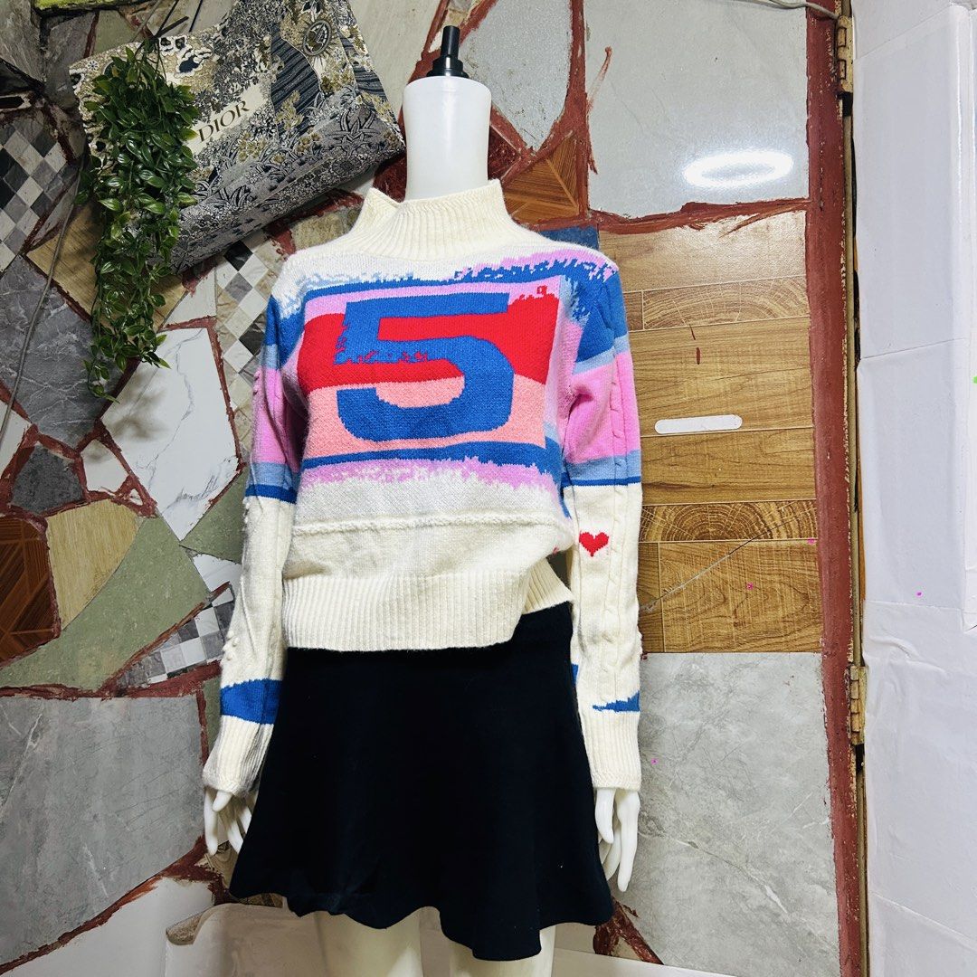 Chanel knit (Category: Luxury Apparel) located in Baguio. Submitted by kckc_luxury (Listing ID 1466903560, Image 2). Description: 🌸 TINY PINK SPOTS ARE LENS DAMAGE, NOT CLOTH STAINS ————————— ❗️KINDLY READ BEFORE MAKING AN OFFER❗️ LISTING DETAILS size:M width x length (inches):24x21 condition: EXCELLENT --- MOP: Gcash / BPI MOD: J&T / JRS LOCATION: Baguio City --- NOTE: • Manage your expectations • Photos did not go under any edit but colors may