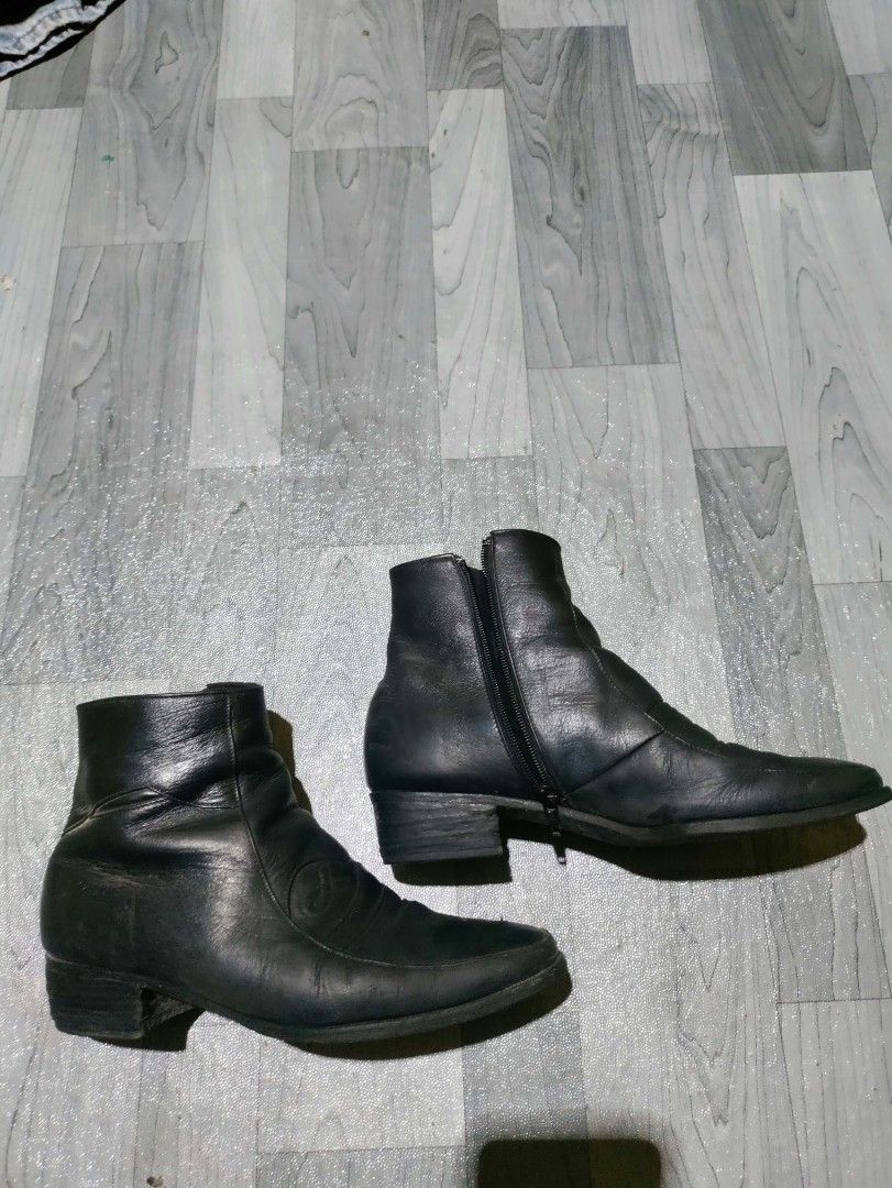CHELSEA BOOTS (Category: Boots) located in Carmen. Submitted by raythrifter (Listing ID 1466794413, Image 1). Description: size 39.