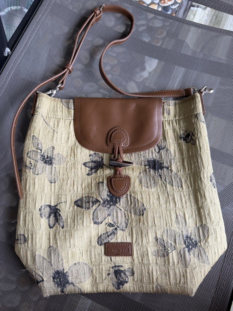 Chio 2nd 2way Sling/Bucket Style Bag (Category: Shoulder Bags) located in Cadiz. Submitted by solynb28 (Listing ID 1466778789, Image 1). Description: -personal preloved -removable and adjustable strap -has sign of usage -negotiable ▫️what you see is what you get▫️colors may vary due tolighting▫️buy at your own risk ▫️no long reservation, unless the item is paid▫️payment 1st policy▫️no return, no exchange, no refund▫️joy miners/reservers/lowballer