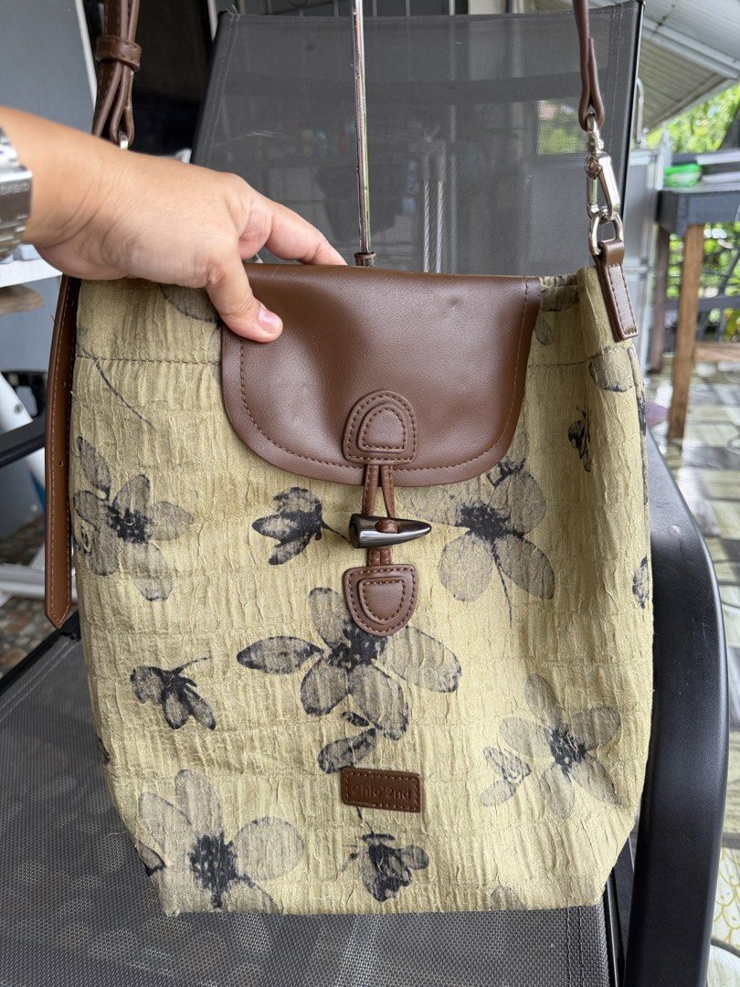 Chio 2nd 2way Sling/Bucket Style Bag (Category: Shoulder Bags) located in Cadiz. Submitted by solynb28 (Listing ID 1466778789, Image 2). Description: -personal preloved -removable and adjustable strap -has sign of usage -negotiable ▫️what you see is what you get▫️colors may vary due tolighting▫️buy at your own risk ▫️no long reservation, unless the item is paid▫️payment 1st policy▫️no return, no exchange, no refund▫️joy miners/reservers/lowballer