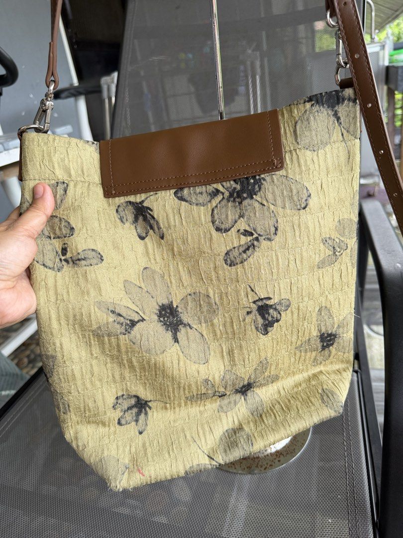 Chio 2nd 2way Sling/Bucket Style Bag (Category: Shoulder Bags) located in Cadiz. Submitted by solynb28 (Listing ID 1466778789, Image 3). Description: -personal preloved -removable and adjustable strap -has sign of usage -negotiable ▫️what you see is what you get▫️colors may vary due tolighting▫️buy at your own risk ▫️no long reservation, unless the item is paid▫️payment 1st policy▫️no return, no exchange, no refund▫️joy miners/reservers/lowballer