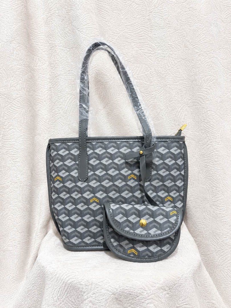christy ng ( MADE IN VIETNAM) (Category: Tote Bags) located in Manila. Submitted by dawnlunar (Listing ID 1466929247, Image 2). Description: inclusion: -dustbag -paper bag Same quality as the original..