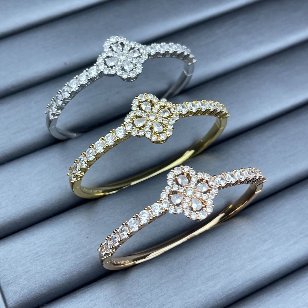 Clover Crystal Bangle Bracelet Gold Silver Rose Gold (Category: Bracelets) located in Quezon City. Submitted by reifancova27621 (Listing ID 1466879962, Image 1). Description: - Set of 3 sparkling crystal bangle bracelets - Features a lucky four-leaf clover center with pavé-set stones along the band - Convenient hinged clasp closure for easy wearing - Available in 3 gorgeous finishes: Silver, Gold, and Rose Gold - Catches the light beautifully - P