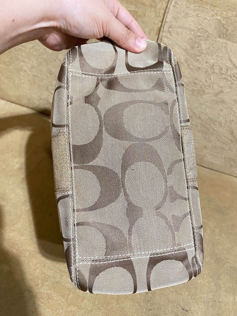 Coach (Category: Tote Bags) located in Dumaguete. Submitted by camillaolshoppe2 (Listing ID 1466811170, Image 3). Description: Authentic Medium size Needs cleaning lang Excellent condition.