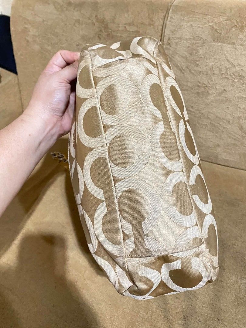 Coach (Category: Tote Bags) located in Dumaguete. Submitted by camillaolshoppe2 (Listing ID 1466811993, Image 3). Description: authentic coach medium size normal signs of usage check detailed pics.