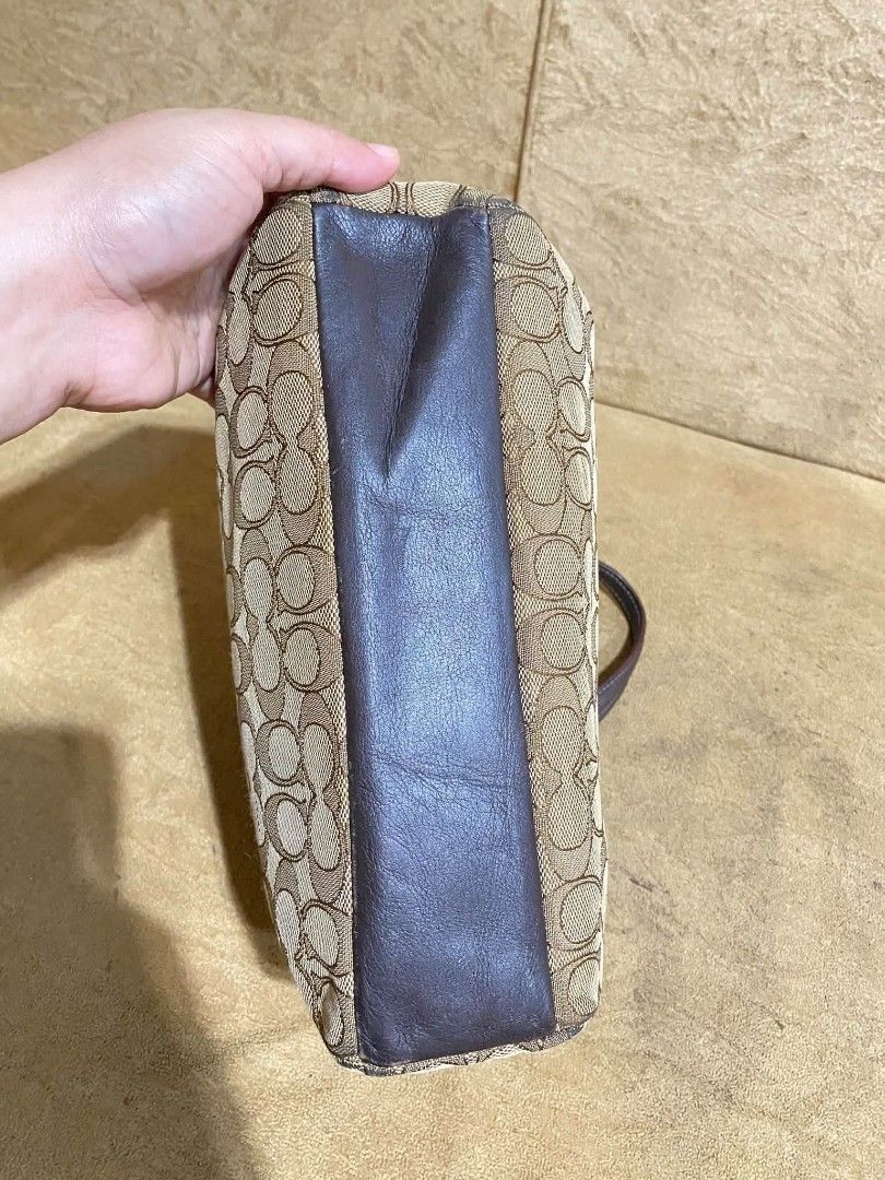 Coach (Category: Shoulder Bags) located in Dumaguete. Submitted by camillaolshoppe2 (Listing ID 1466812563, Image 3). Description: Authentic No sling kasama Ganda pa.