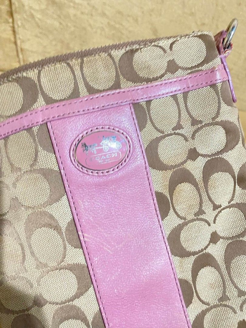 Coach (Category: Cross-body Bags) located in Dumaguete. Submitted by camillaolshoppe2 (Listing ID 1466813723, Image 3). Description: Authentic Normal signs of usage Project bag Kayo na magpaganda 650 only.