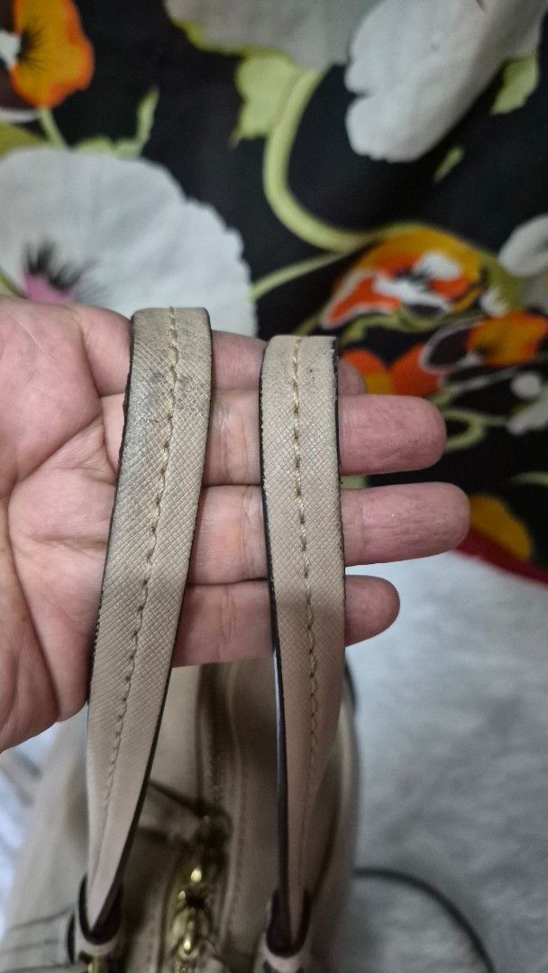 Coach (Category: Cross-body Bags) located in Manila. Submitted by ertya (Listing ID 1466871994, Image 3). Description: no rubs sign of use self authentication .