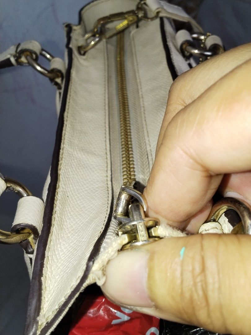 Coach 2way (Category: Cross-body Bags) located in Cavite. Submitted by bagssection04 (Listing ID 1466826038, Image 3). Description: Coach 2way semi medium dirty white color.