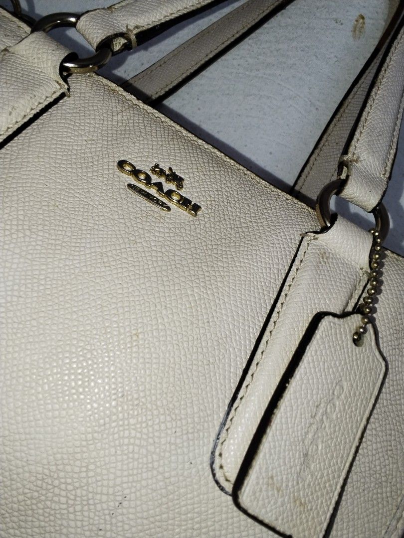 Coach 2way (Category: Cross-body Bags) located in Cavite. Submitted by bagssection04 (Listing ID 1466826038, Image 2). Description: Coach 2way semi medium dirty white color.