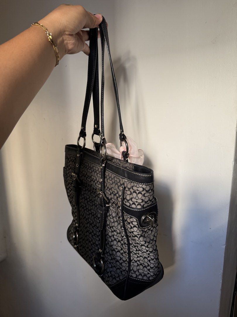 Coach Gallery Tote (Category: Tote Bags) located in Quezon City. Submitted by meiiji._ (Listing ID 1466970487, Image 2). Description: Small tote Needs wash Loc: QC.