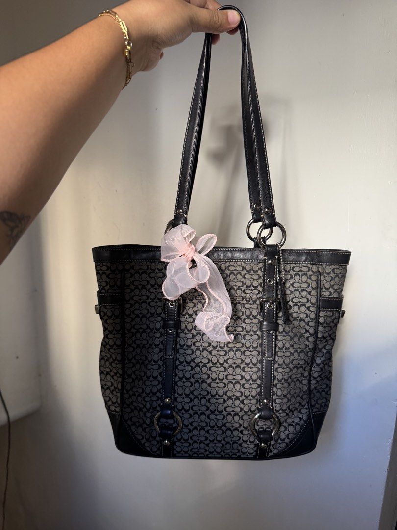 Coach Gallery Tote (Category: Tote Bags) located in Quezon City. Submitted by meiiji._ (Listing ID 1466970487, Image 1). Description: Small tote Needs wash Loc: QC.