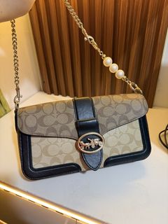 (Category: ) located in . Submitted by THRIFTTHRILLBAGS (Listing ID 1466870628, Image 1). Description: .