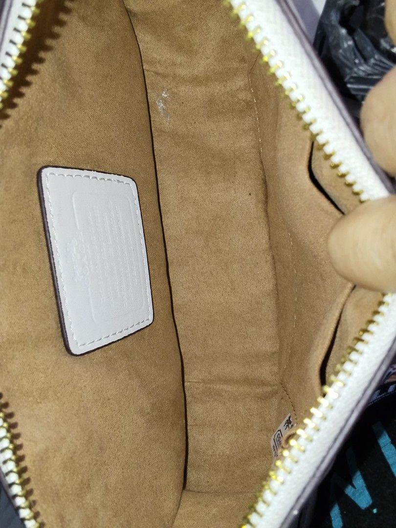 Coach kili (Category: Luxury Bags & Wallets) located in Cavite. Submitted by bagssection04 (Listing ID 1466825767, Image 3). Description: coach leather kili white color small size.