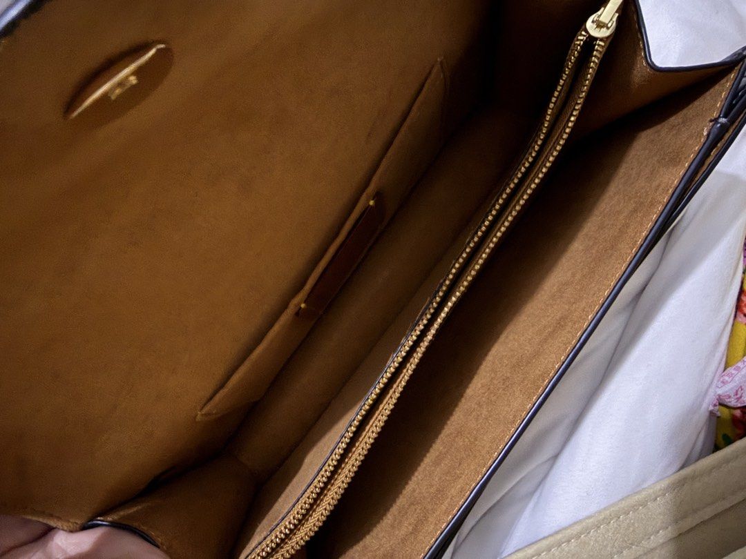 Coach Klare Envelope Crossbody Bag (Category: Luxury Bags & Wallets) located in Quezon City. Submitted by jdmc16 (Listing ID 1466879442, Image 3). Description: .