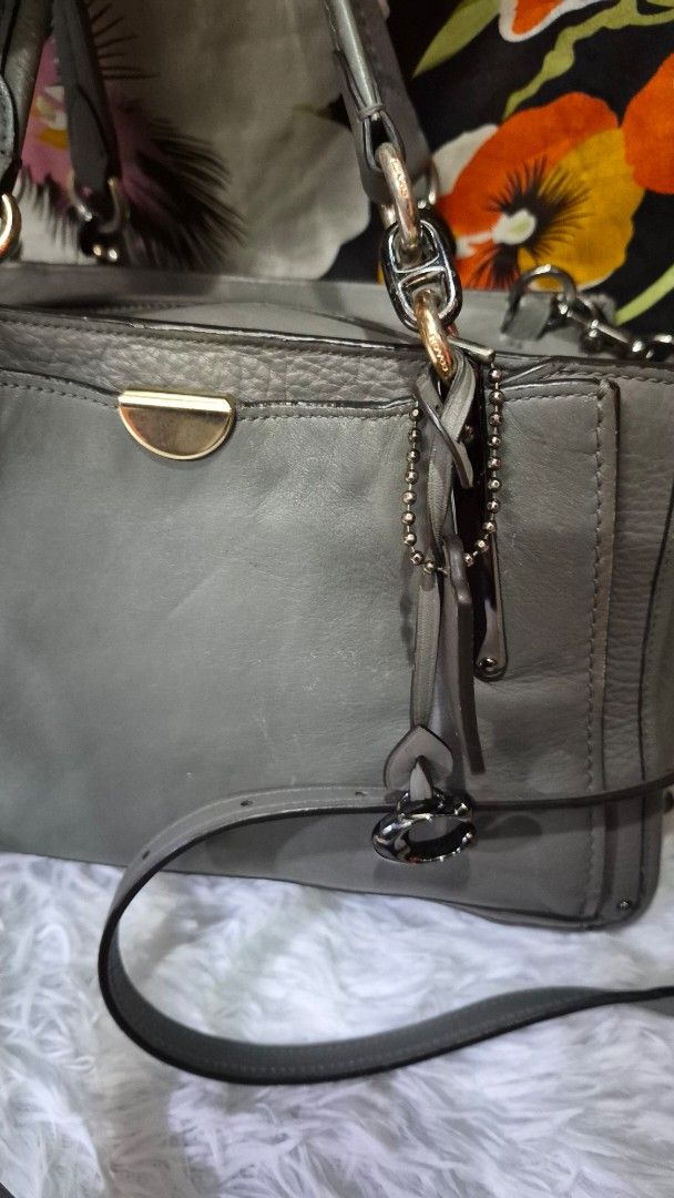 Coach Leather Shoulder Bag Gray (Category: Luxury Bags & Wallets) located in Manila. Submitted by ertya (Listing ID 1466872296, Image 2). Description: maganda body cread my sign of use ganda in actual self authentication .