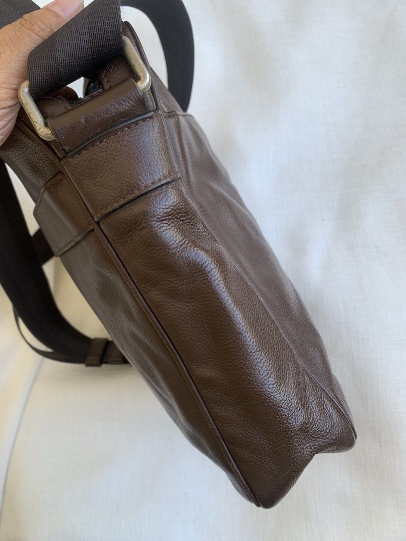 Coach Men brown messenger leather (Category: Cross-body Bags) located in Bulacan. Submitted by bliselda (Listing ID 1466815313, Image 3). Description: Coach Men brown messenger leather✨🐻 Issue: see the hardware may tarnish the rest good condition.