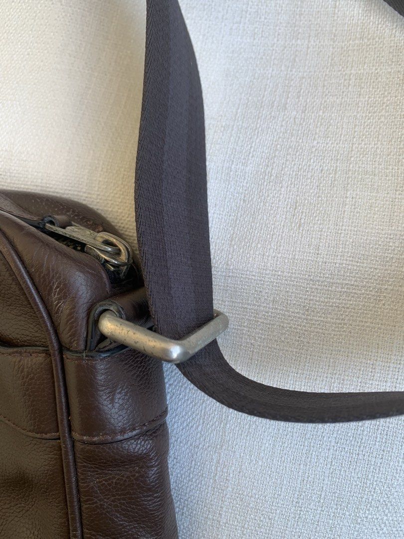Coach Men brown messenger leather (Category: Cross-body Bags) located in Bulacan. Submitted by bliselda (Listing ID 1466815313, Image 2). Description: Coach Men brown messenger leather✨🐻 Issue: see the hardware may tarnish the rest good condition.