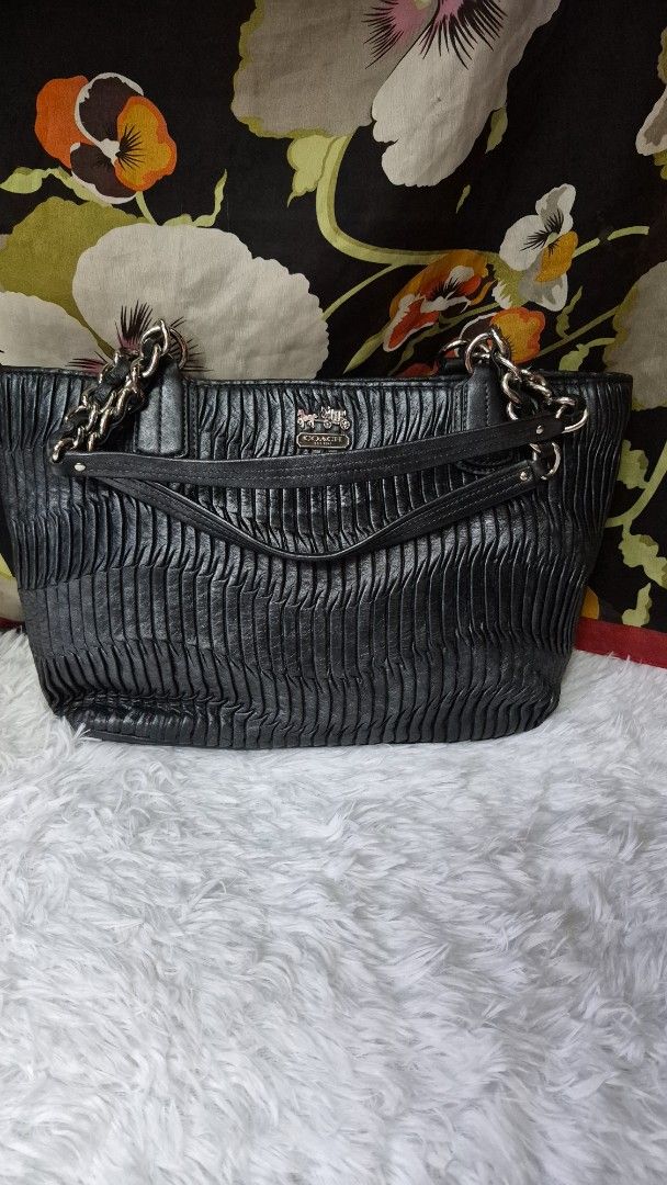Coach Pleated Leather Shoulder Bag Black (Category: Luxury Bags & Wallets) located in Manila. Submitted by ertya (Listing ID 1466870796, Image 1). Description: no rubs very good condition self autgentication.