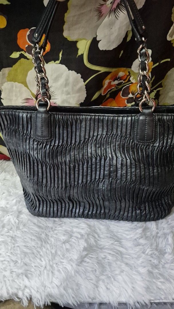 Coach Pleated Leather Shoulder Bag Black (Category: Luxury Bags & Wallets) located in Manila. Submitted by ertya (Listing ID 1466870796, Image 3). Description: no rubs very good condition self autgentication.