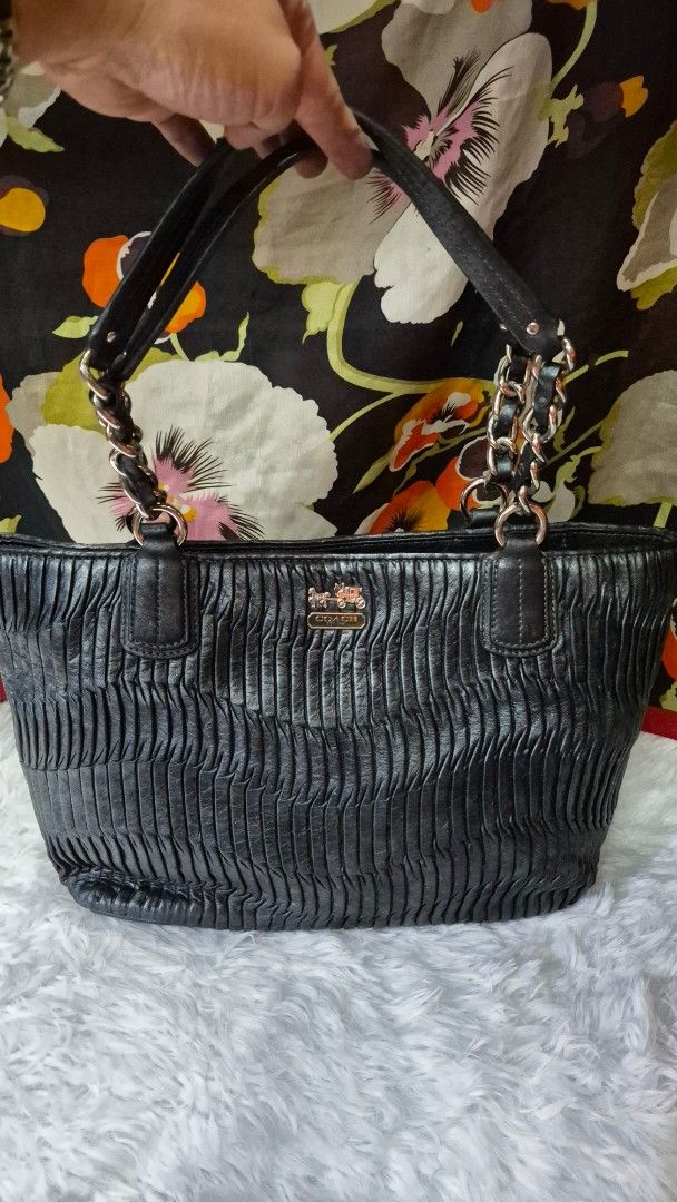 Coach Pleated Leather Shoulder Bag Black (Category: Luxury Bags & Wallets) located in Manila. Submitted by ertya (Listing ID 1466870796, Image 2). Description: no rubs very good condition self autgentication.
