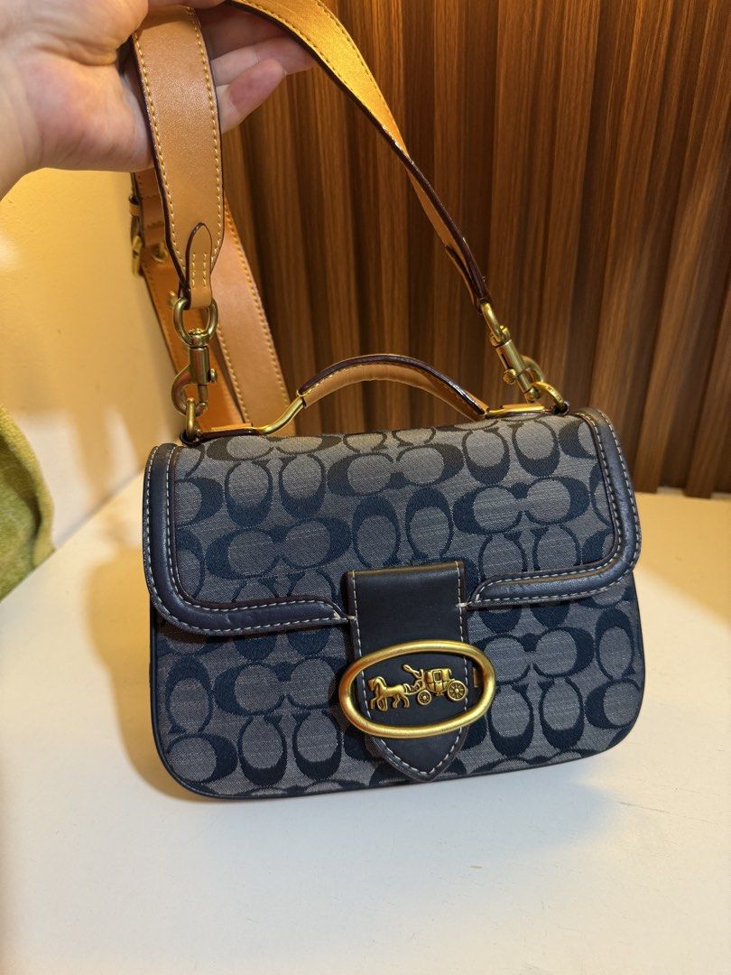 Coach Riley (Category: Luxury Bags & Wallets) located in Santiago. Submitted by THRIFTTHRILLBAGS (Listing ID 1466872433, Image 3). Description: Coach riley Good as new 2 way.