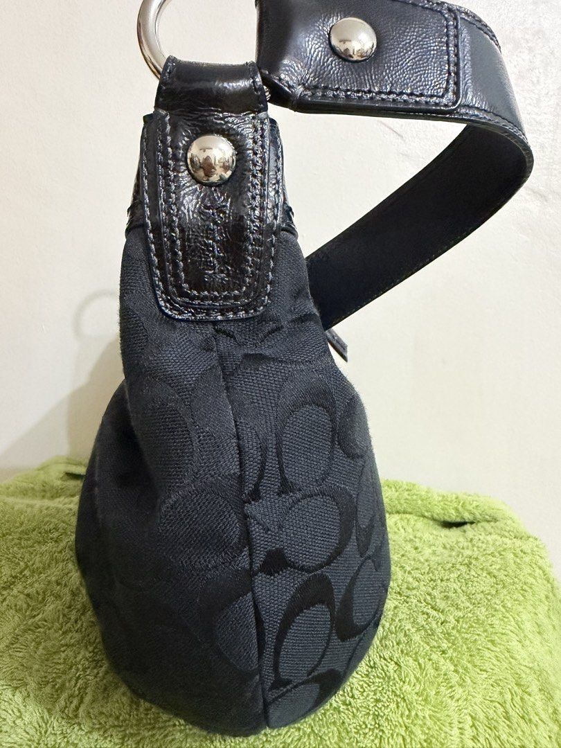 Coach shoulder bag (Category: Luxury Bags & Wallets) located in Cainta. Submitted by bellapot.540 (Listing ID 1466856990, Image 2). Description: 100% Authentic.