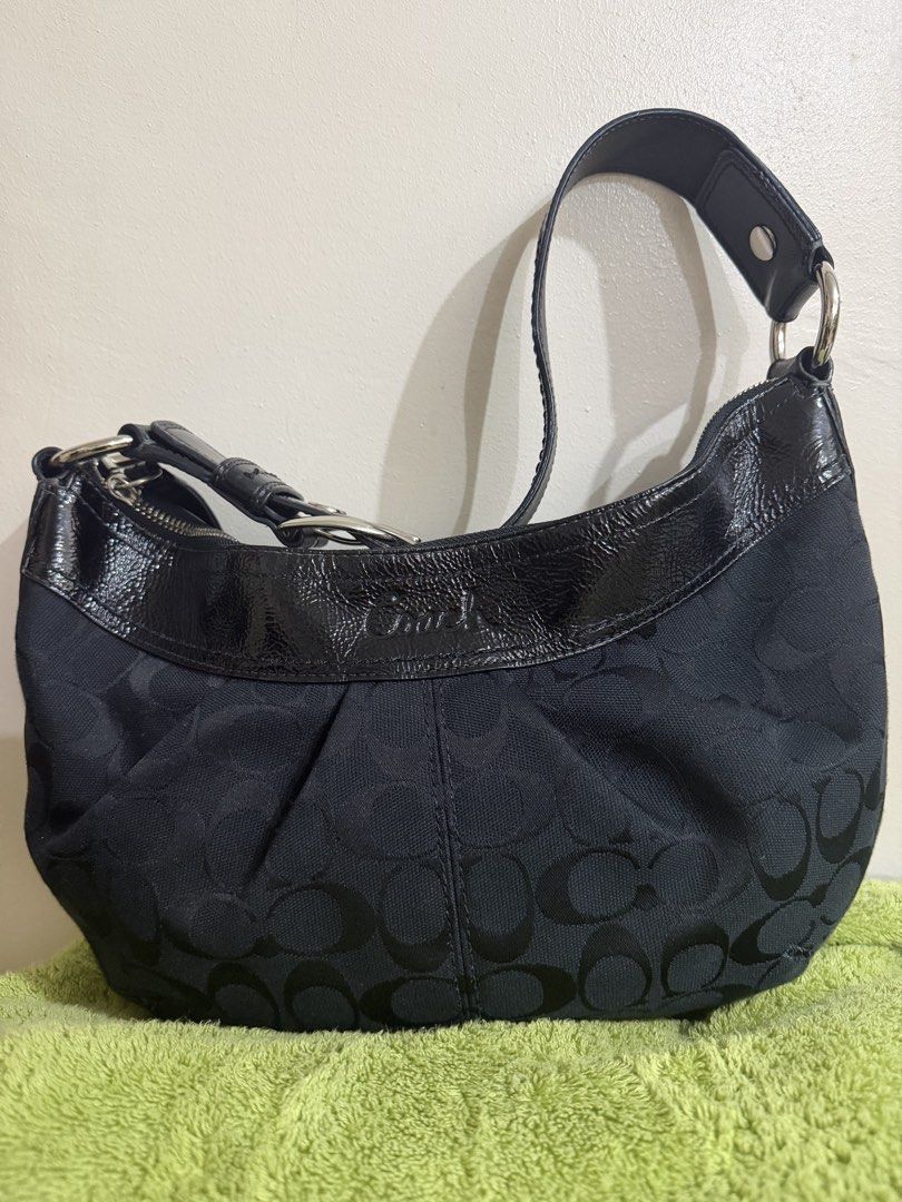 Coach shoulder bag (Category: Luxury Bags & Wallets) located in Cainta. Submitted by bellapot.540 (Listing ID 1466856990, Image 3). Description: 100% Authentic.