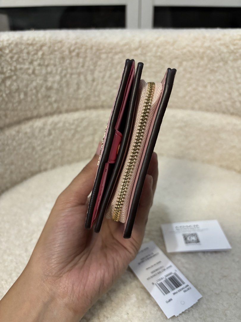 Coach Snap Wallet (Pink) (Category: Luxury Bags & Wallets) located in Manila. Submitted by roxy_collection634 (Listing ID 1466897482, Image 3). Description: Coach Snap Wallet (Pink) Small size Original Brandnew With tag, carecard and polyplastic Open for Layaway Pm for Interested 📤.
