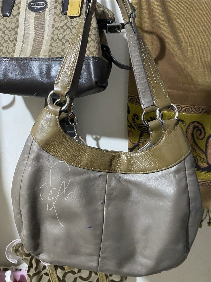 Coach Soho Leather Lynn Hobo (Category: Luxury Bags & Wallets) located in Legazpi City. Submitted by goldenfish.d18172 (Listing ID 1466928544, Image 2). Description: Decluttering! Pre-loved with notable ink stains on the front, inside, and back body and leather hangtag (see photos for photos for ref) .