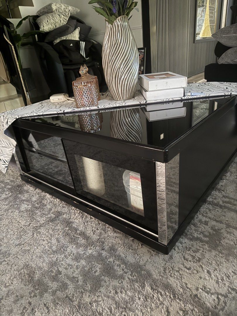 Coffee table (Category: Other Home Furniture) located in Kuantan. Submitted by indahpreluv (Listing ID 1466780441, Image 1). Description: Hanya sedikit kesan calar Kene Arrange transport sendir.