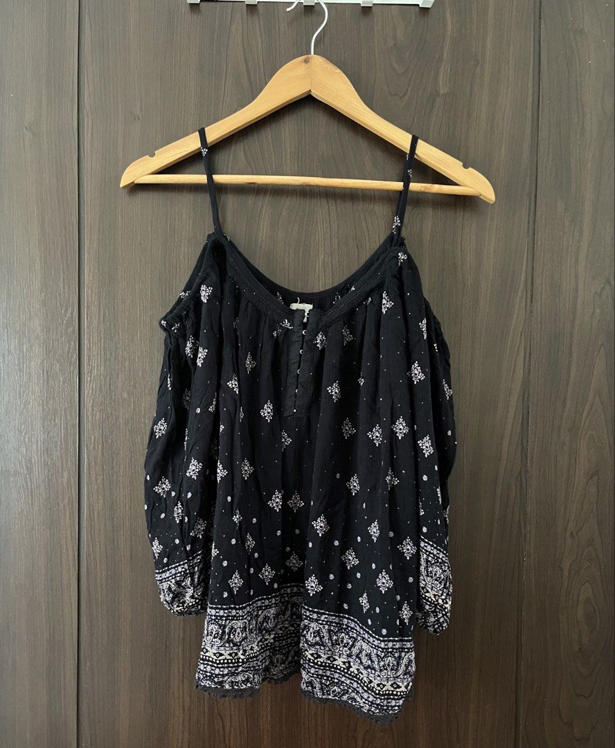 écote black cold shoulder top with floral pattern size m (Category: Blouses) located in Manila. Submitted by mentone (Listing ID 1466839408, Image 1). Description: Black cold shoulder blouse from école. White and lavender diamond and floral pattern printed all over. Delicate spaghetti straps over the shoulders, three-quarter sleeves. Hook and eye placket down the center front. Detailed print border along the hem and sleeve cuffs. Soft, lightweigh