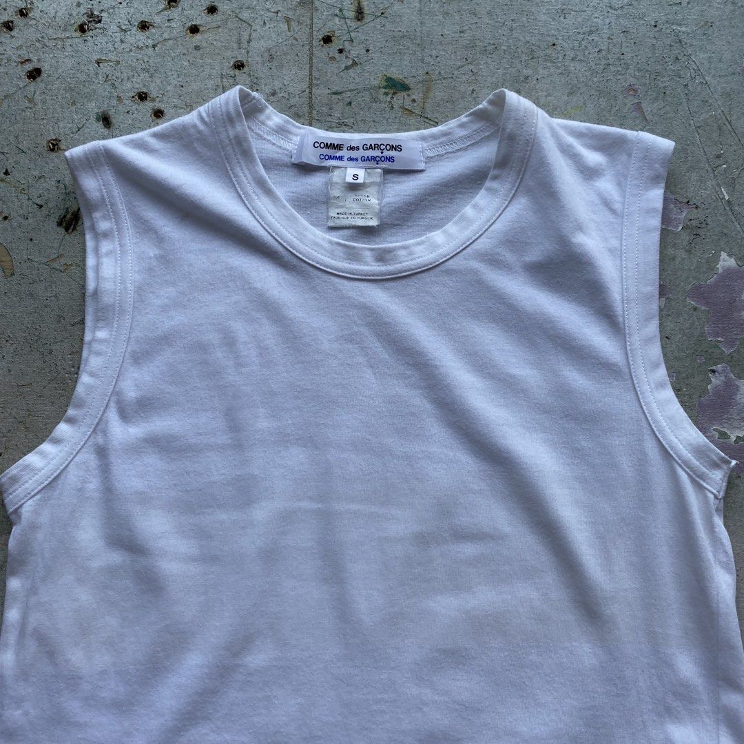 Comme Des Garcons White Top (Category: Activewear) located in Quezon City. Submitted by rebirthalley (Listing ID 1466813166, Image 2). Description: Width-15 Length-23 Shoulder-12.5 Hem-15.5 Excellent .