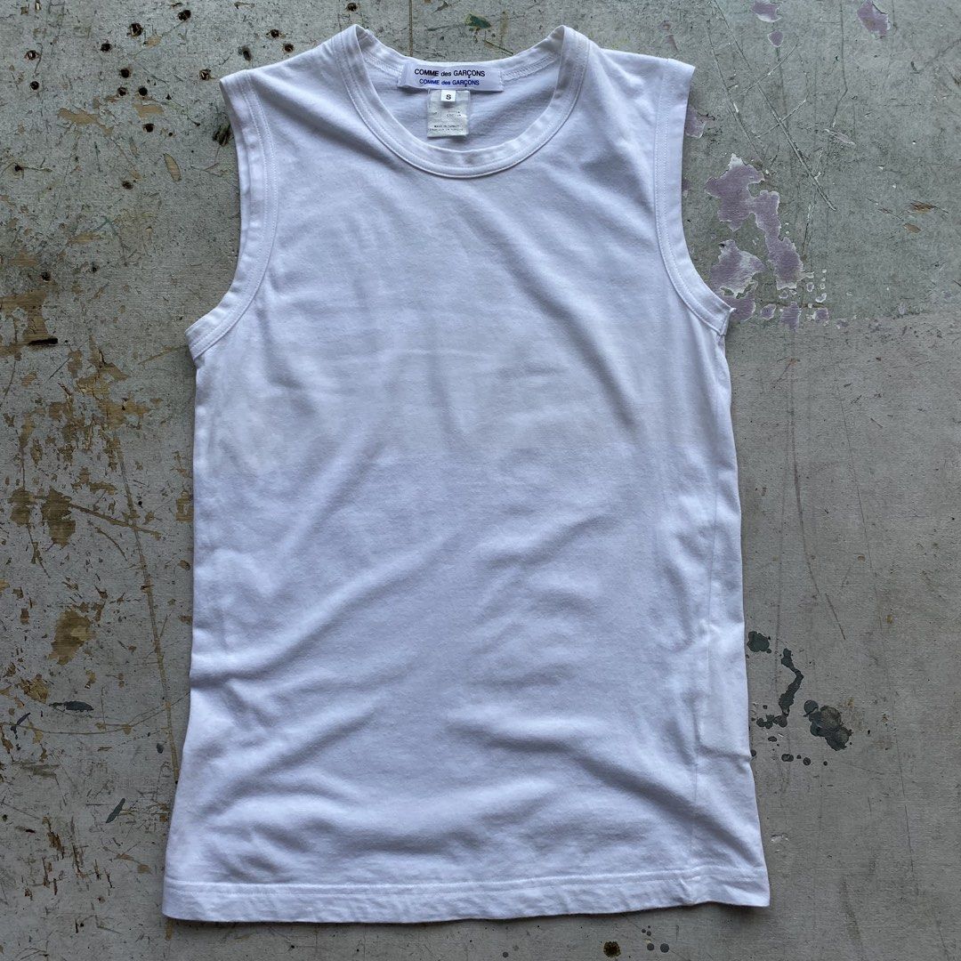 Comme Des Garcons White Top (Category: Activewear) located in Quezon City. Submitted by rebirthalley (Listing ID 1466813166, Image 1). Description: Width-15 Length-23 Shoulder-12.5 Hem-15.5 Excellent .