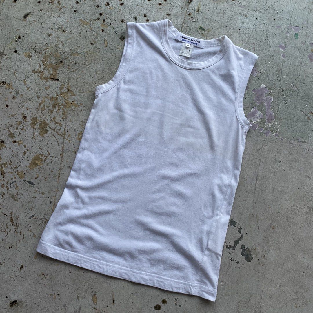 Comme Des Garcons White Top (Category: Activewear) located in Quezon City. Submitted by rebirthalley (Listing ID 1466813166, Image 3). Description: Width-15 Length-23 Shoulder-12.5 Hem-15.5 Excellent .
